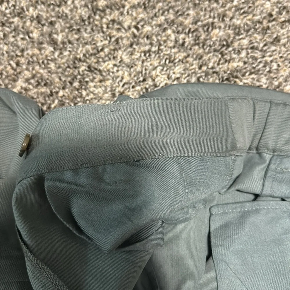 NWT! Banana Republic Gray Succulent
The Everyday Wide Leg Pant - Size Large - Picture 4 of 8